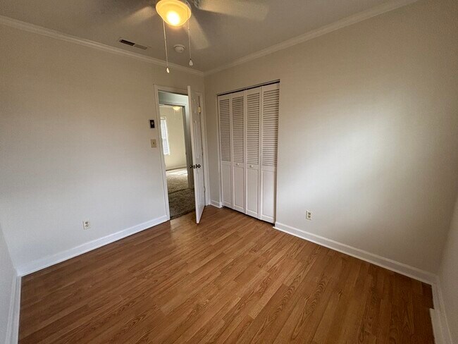 Building Photo - 3 Bedroom/1.5 Bath Charming House Large Fenced Yard