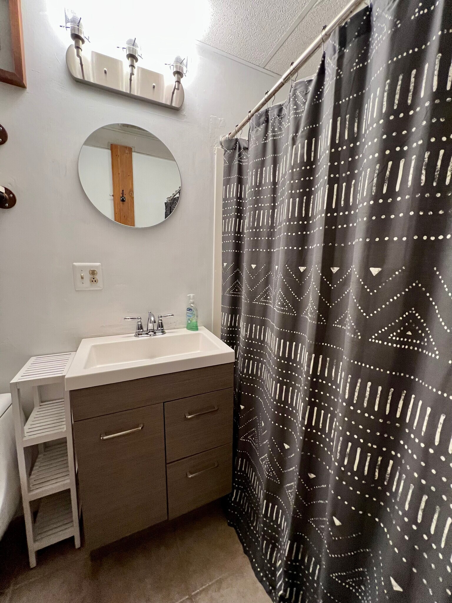 Building Photo - 222 Williams St E