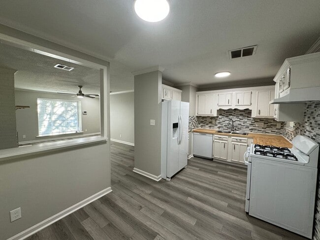 Building Photo - Beautifully Redone