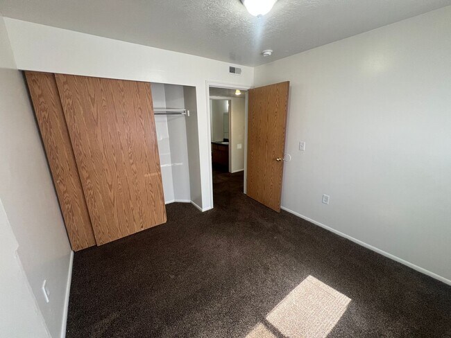 Building Photo - 857 Meadow Pine Ct