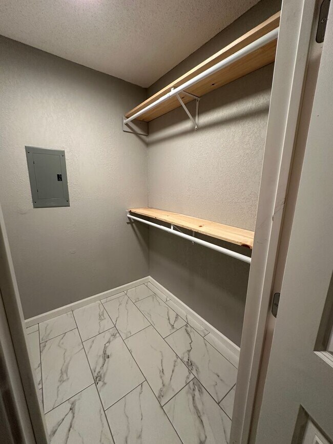 Building Photo - 2 bedroom/2 bath 2nd Floor Condo