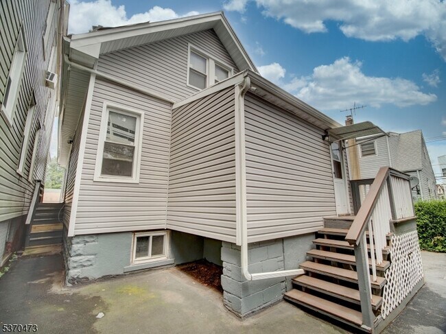 Building Photo - 52 Headley Terrace
