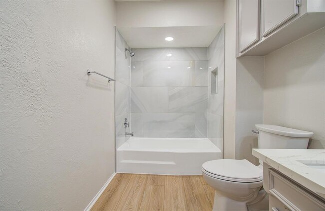 Building Photo - 2202 Briarview Dr