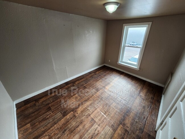 Building Photo - 204 1/2 E 2nd
