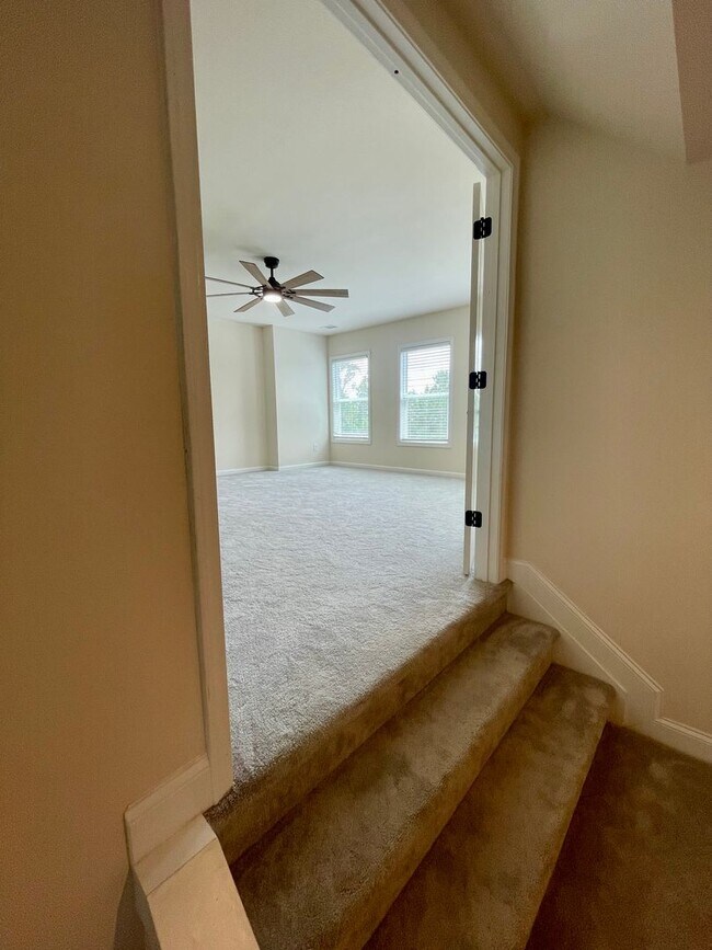 Building Photo - Gorgeous 5 bedroom 3.5 bath home in desira...