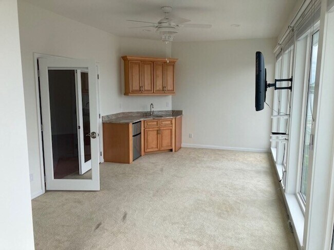 Building Photo - Family Friendly water front 3 Bedroom 3 bath Home with dock & lift -unfurnished-Available NOW