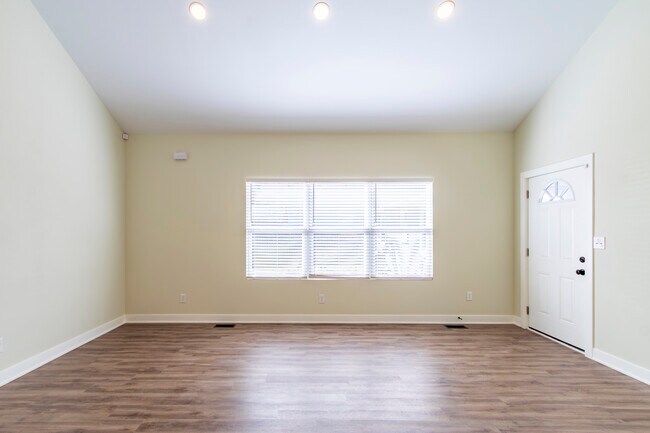 Building Photo - RnR Duplex SoBro