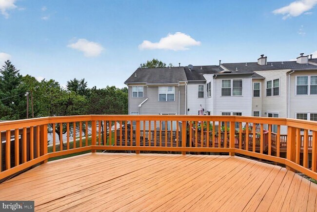 Building Photo - 2432 Clover Field Cir