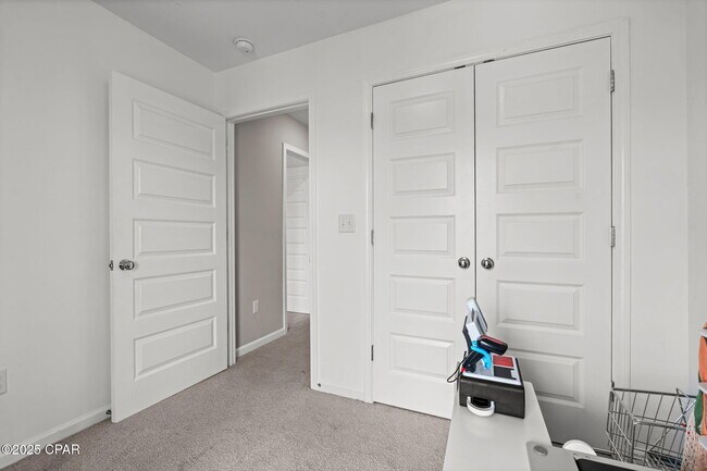 Building Photo - 406 Raven Ln