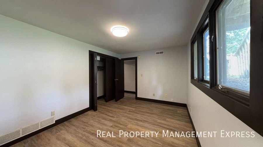 Building Photo - Amazing 3 Bedroom 2.5 Bath duplex with attached garage and fenced yard!