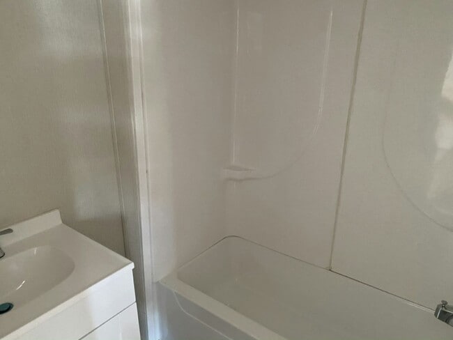 Building Photo - 5 Circle Dr