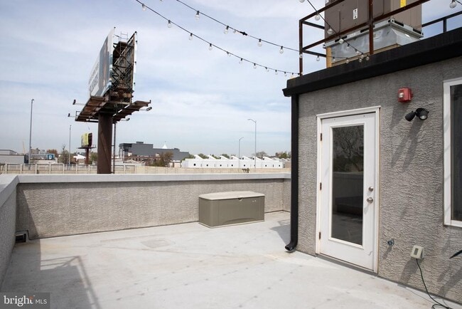 Building Photo - 323 E Allen St