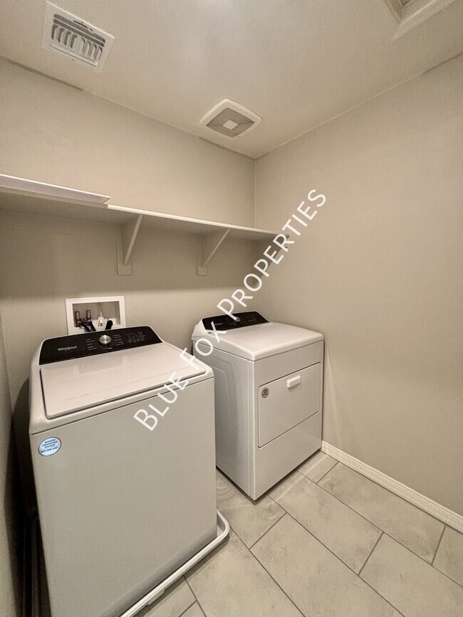 Building Photo - 1048 E Descent St