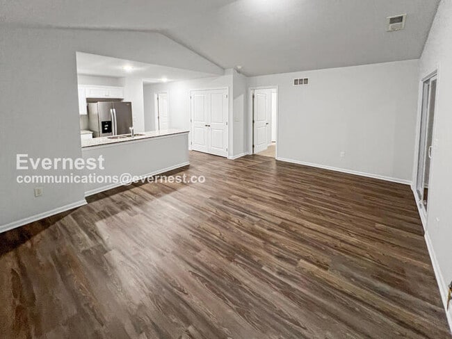 Building Photo - 4 Bed, 2 Bath Home with Garage / Pet-Friendly / Coming Soon!