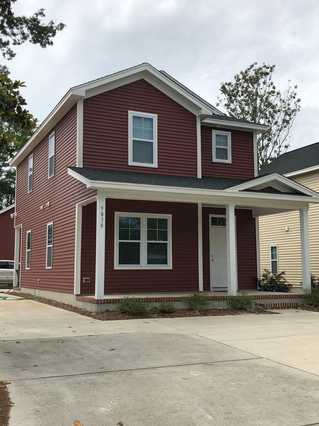 Building Photo - 3 bedroom 2.5 Bathroom House Welcomes Stud...