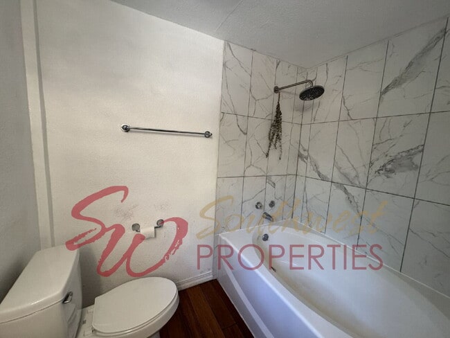 Building Photo - 4 Bedroom 2 Bath with Retro Flair!