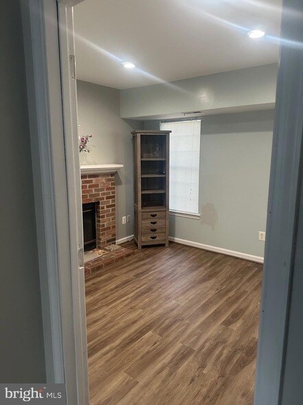 Building Photo - 326 Lancaster Square