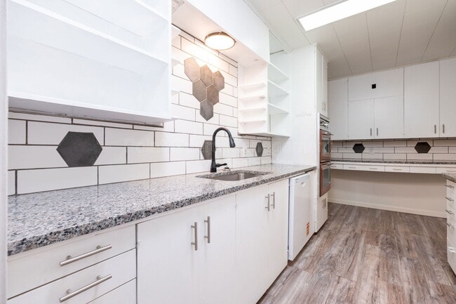 Building Photo - 619 N Glendale St