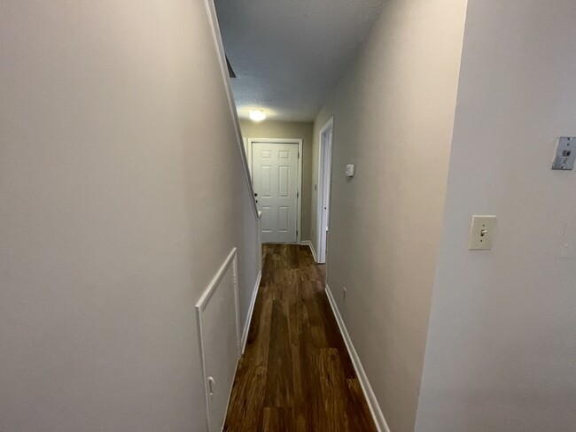 Building Photo - 606 Oak Tree Dr