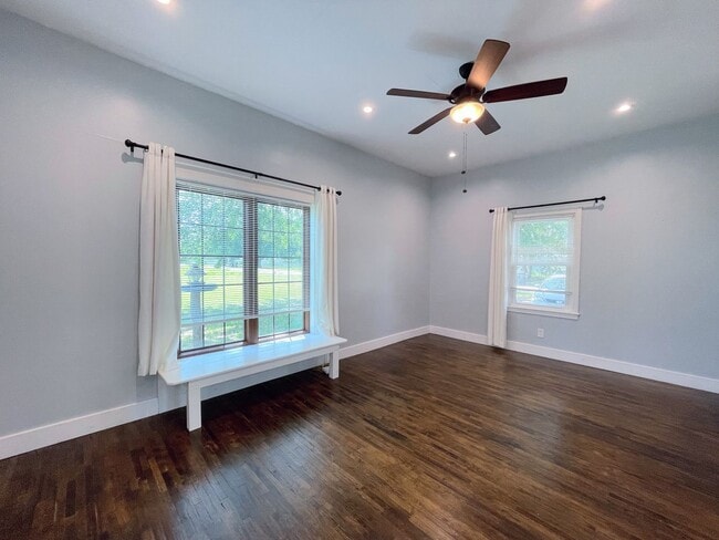 Building Photo - Updated 2 bedroom home