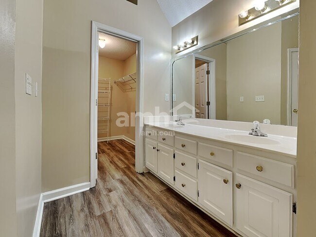 Building Photo - 4946 Rivercrest Ln