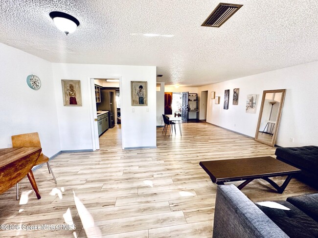 Building Photo - 1610 Carriage Dr