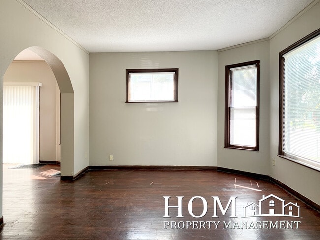 Building Photo - 127 Center St