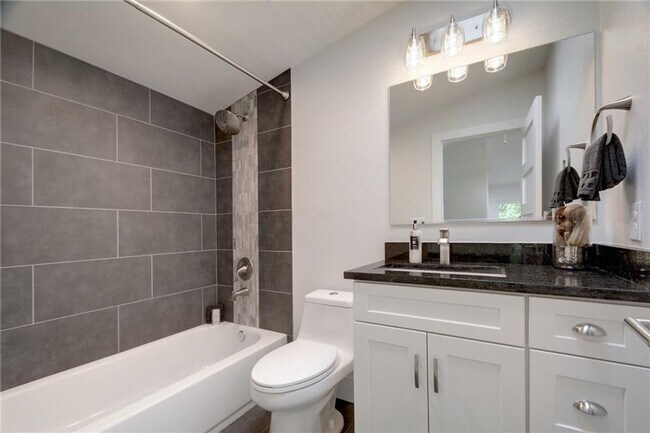 Building Photo - East Austin 2 Bed 2 Bath