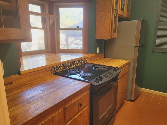 Building Photo - MIDTOWN 2/2.5 w/ Large Fenced Yard, Deck, Washer/Dryer, & Huge Bedrooms! Avail NOW for $1495/month!