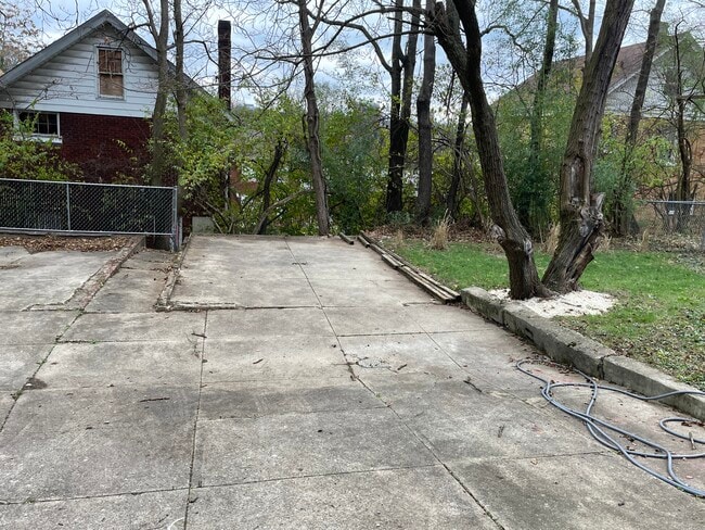 Building Photo - 2216 Burnet Ave