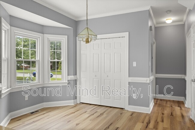 Building Photo - 933 Beechwood Dr