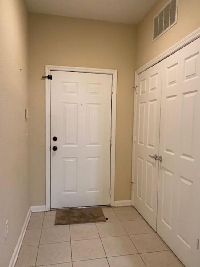 Building Photo - Spacious 3/2 Condo with Pond View!