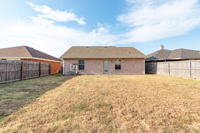 Building Photo - Spacious Three Bedroom Home!!