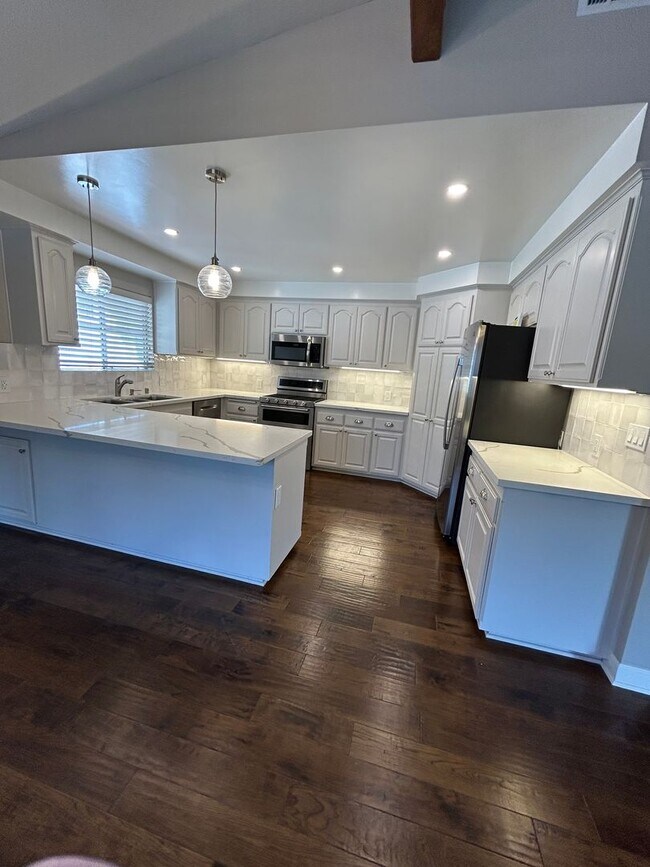 Building Photo - Beautiful 3 Bedroom 2 Bath condo!!