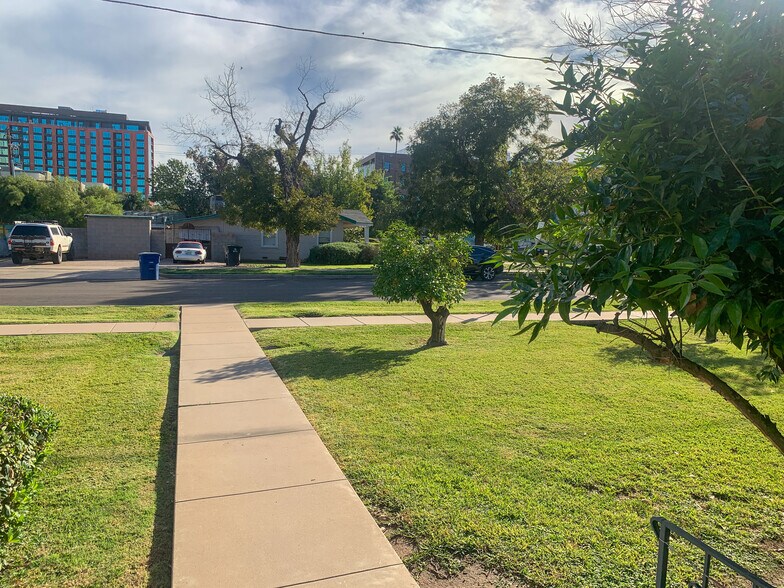 Building Photo - 832 S Maple Ave