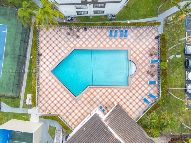 Building Photo - 9735 Fontainebleau Blvd
