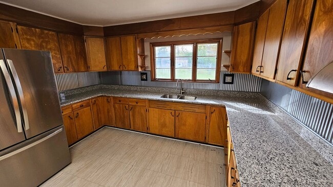 Building Photo - Large 3 Bedroom on Two Acres!