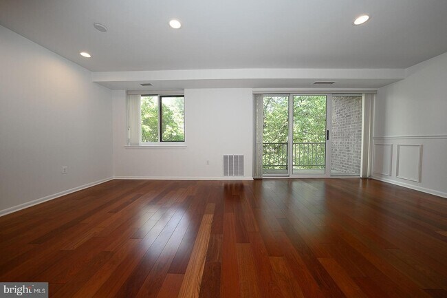 Building Photo - 1640 Oakwood Dr