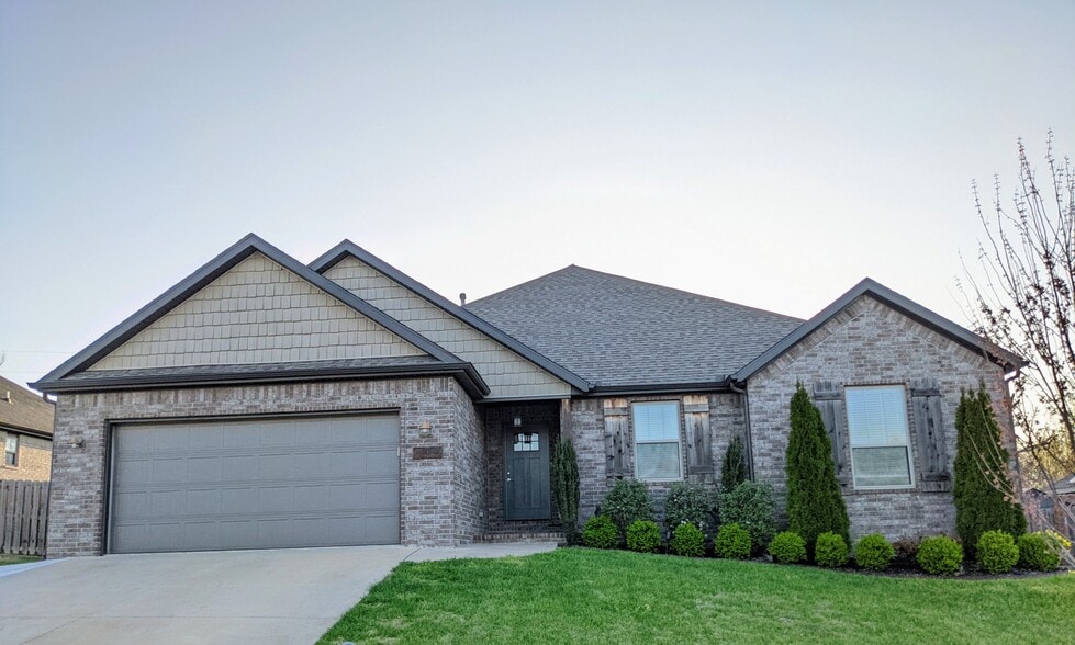 Building Photo - 700 Hawthorn Way