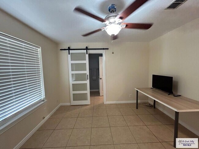 Building Photo - 711 Cisneros St