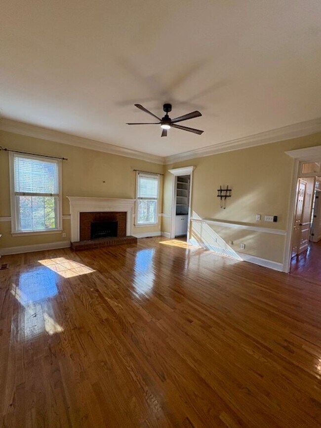 Building Photo - Spacious Five Bedroom Home in Mount Pleasant