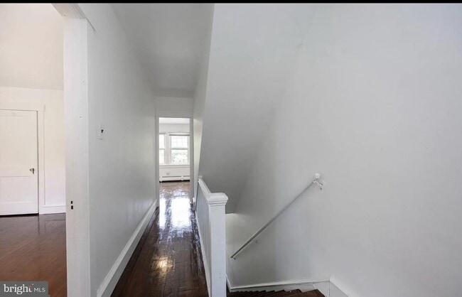 Building Photo - 337 Stuart Ave