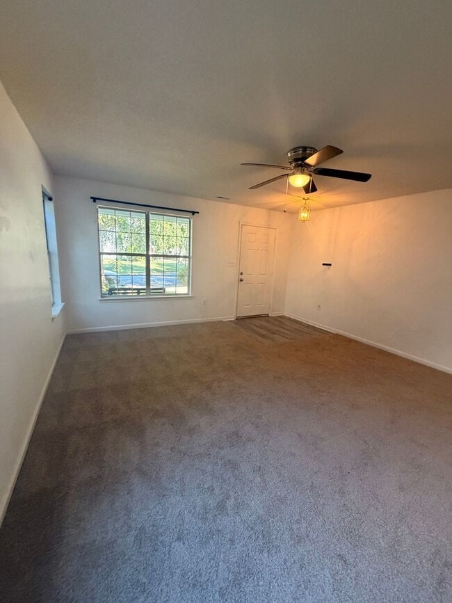 Building Photo - 325 Town Pointe Way