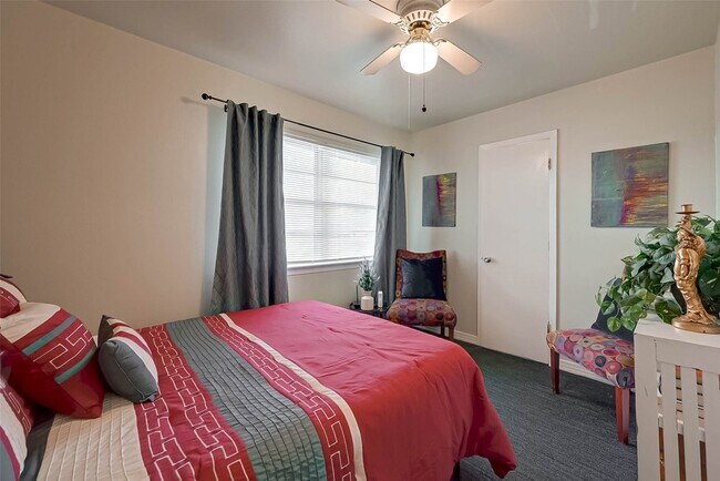 Building Photo - 6018 Berendo St