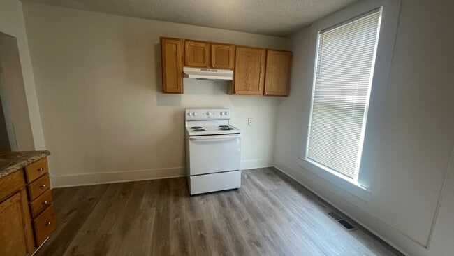 Building Photo - Situated between 3 parks and walking dista...