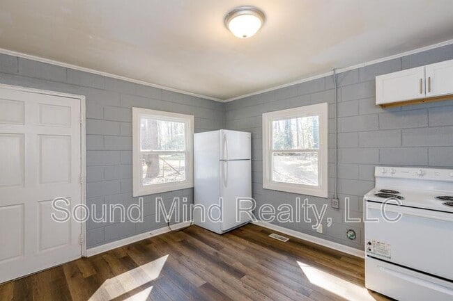 Building Photo - 717 Woodland Rd