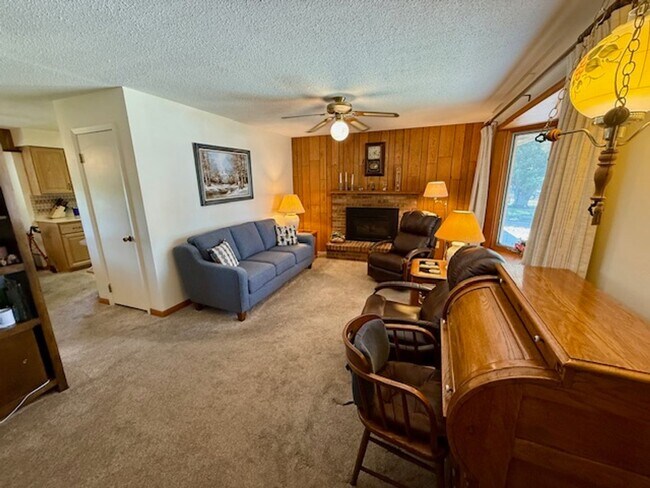 Building Photo - Unbelievable Lakewood Home