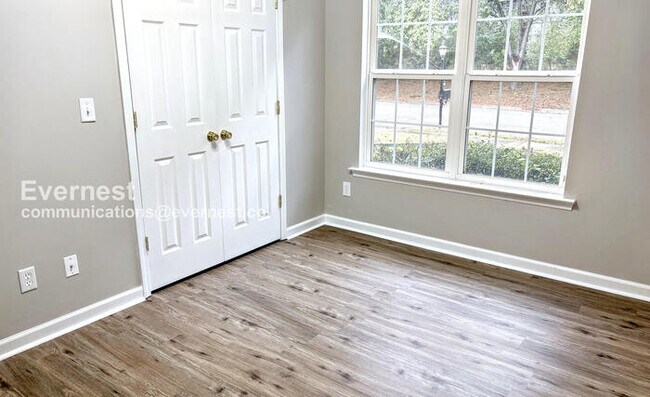 Building Photo - 3 Bed, 2 Bath Home with Garage / Pet-Frien...