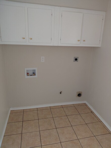 Building Photo - 3305 Lynbrook Dr