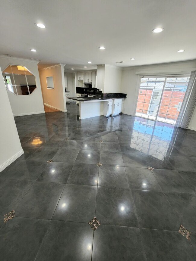Building Photo - Spacious North Hollywood Home with Guest S...